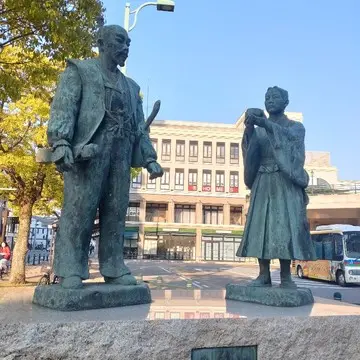 JR長浜駅前、秀吉と三成の出会い像