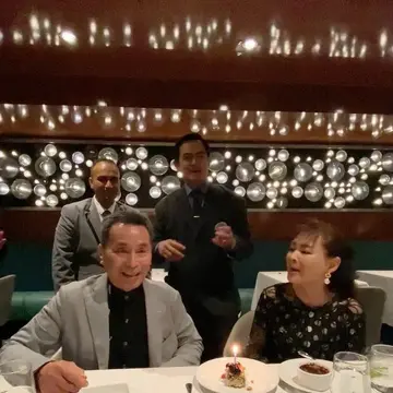 アンセムオブザシーズのレストランで誕生日祝いしてもらう夫婦