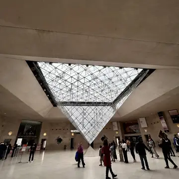 地下から行くとピラミッドのオブジェが逆さまにあります