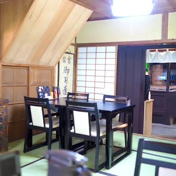 テーブルが５～６卓並ぶ大きな部屋です。