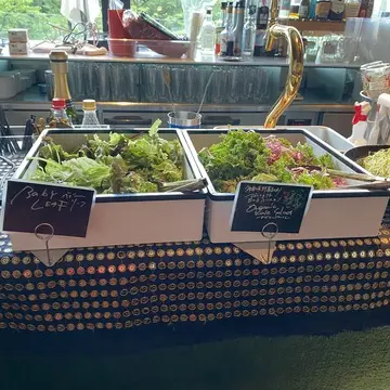 ニルヴァーナのサラダビュッフェ。グリーンリーフとケールが並ぶ新鮮なサラダステーション。
