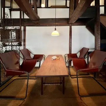 由布院「亀の井別荘」敷地内にあるカフェ「茶房 天井棧敷」店内席