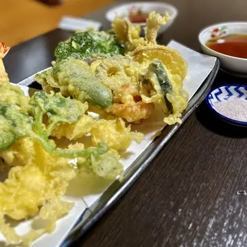 長野県白馬村のお蕎麦屋さん「そば神」の天ぷら盛り合わせ