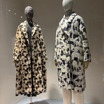 個性馬具積んのミナペルホネンのコートは唯一無二