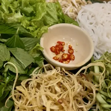 ブン（麺）・香菜・もやし・バナナの花