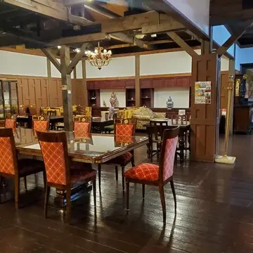 レトロなテーブルセットが並ぶ2階のカフェ