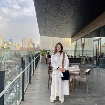 表参道GYREテラスにて。bonélan（ボネラン）ランチ後の白コート×白パンツの大人きれいめコーデと表参道の街並み