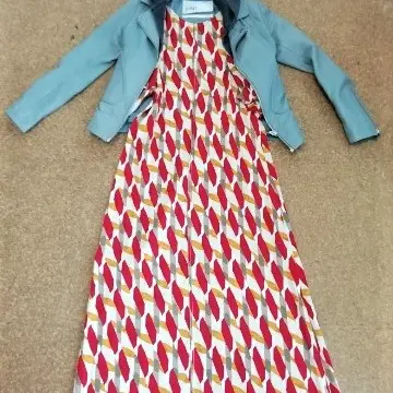 グレーのレザージャケットでややハードにコーデ