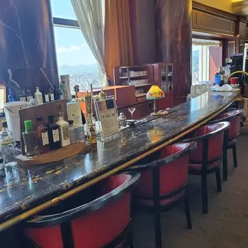 夜には夜景の綺麗な素敵なBARに