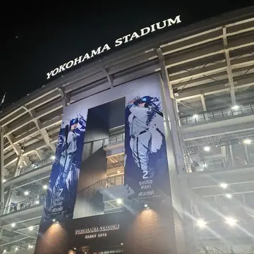 夜はライトアップされてとても綺麗な横浜スタジアムのゲート