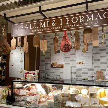 カットしてもらえる生ハムやチーズの場所もあり