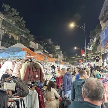 ベトナム　ハノイ　ナイトマーケット　歩行者天国