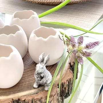 うさぎのフィギュアとエッグカップ