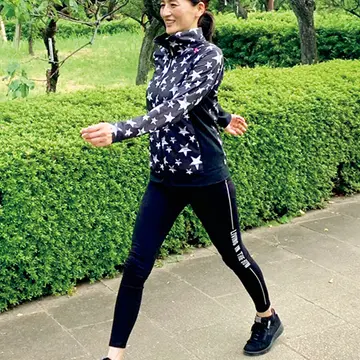 毎日欠かさないエクササイズも、ペダラのスニーカーで。トレーニングパンツとの相性もよく、足取りも軽やか！