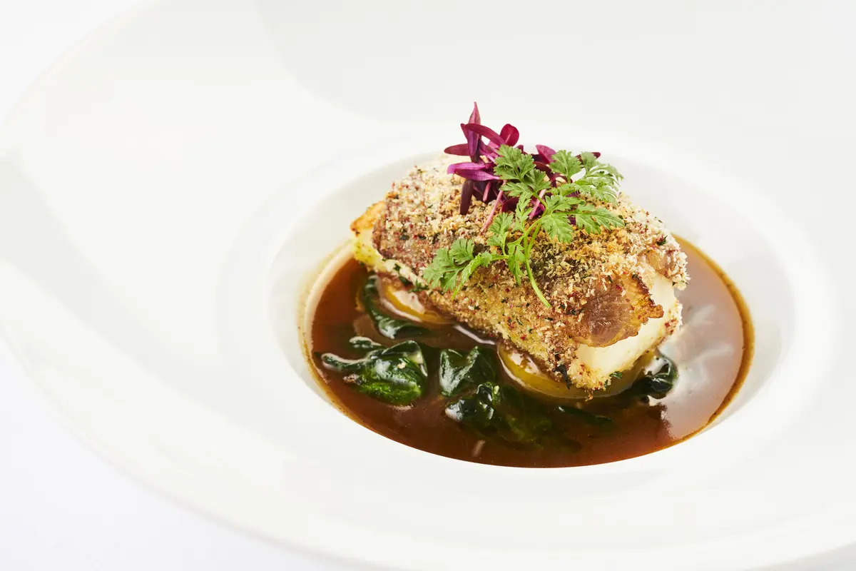島根県浜田港天然平目のロースト　しまね和牛バラ肉の燻製をのせて　和牛のジュとシェリーヴィネガーソース