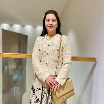 クラシックコンサート鑑賞日の大人のきれいめコーディネート。Sov.のツイードジャケットとスカートに、CHANELのベージュキルティングバッグを合わせた12月の華やかな装い