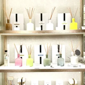 棚に飾られた９種類のリードディフューザー