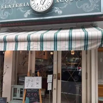 小さなお店はすぐにお客さまで満員に！