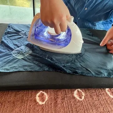 温泉で染料を落とし…アイロンを当てると…