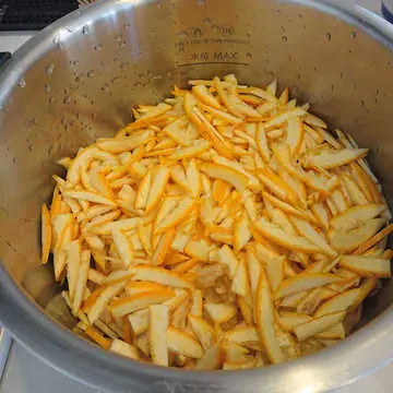 千切りにした夏みかんの皮