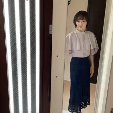 ピンクベージュブラウスとネイビースカート