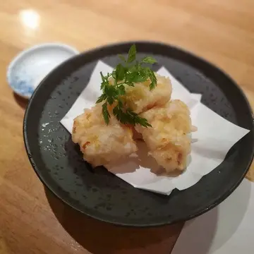 とうもろこしの天婦羅は少しお塩をかけたら甘さが引き立ちます。