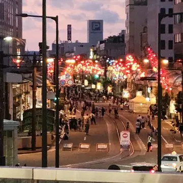 高岡駅前の様子。歩行者天国になっています。ノスタルジックな七夕の灯。