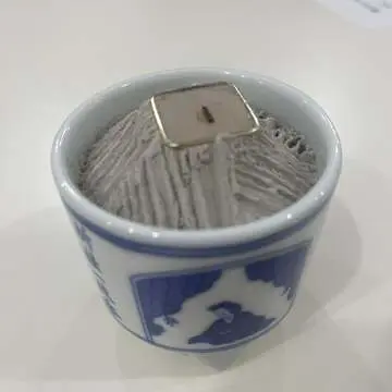 火窓の上に銀葉（雲母の板をのせて香木をのせます