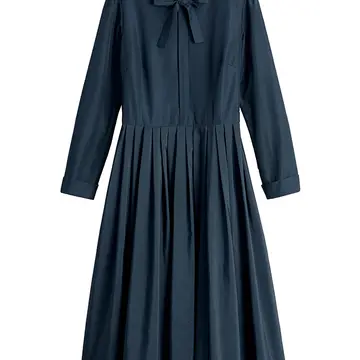 カスタマイズ2：張り感のある生地が、胸まわりを立体的に見せる、清楚で品格漂うネイビー