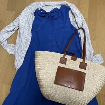 ブルーワンピースとラフィアバッグ