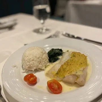 アンセムオブザシーズのレストランの魚料理