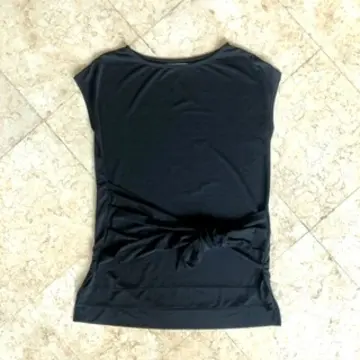 ブラックのトップス
リボンを結んだところ