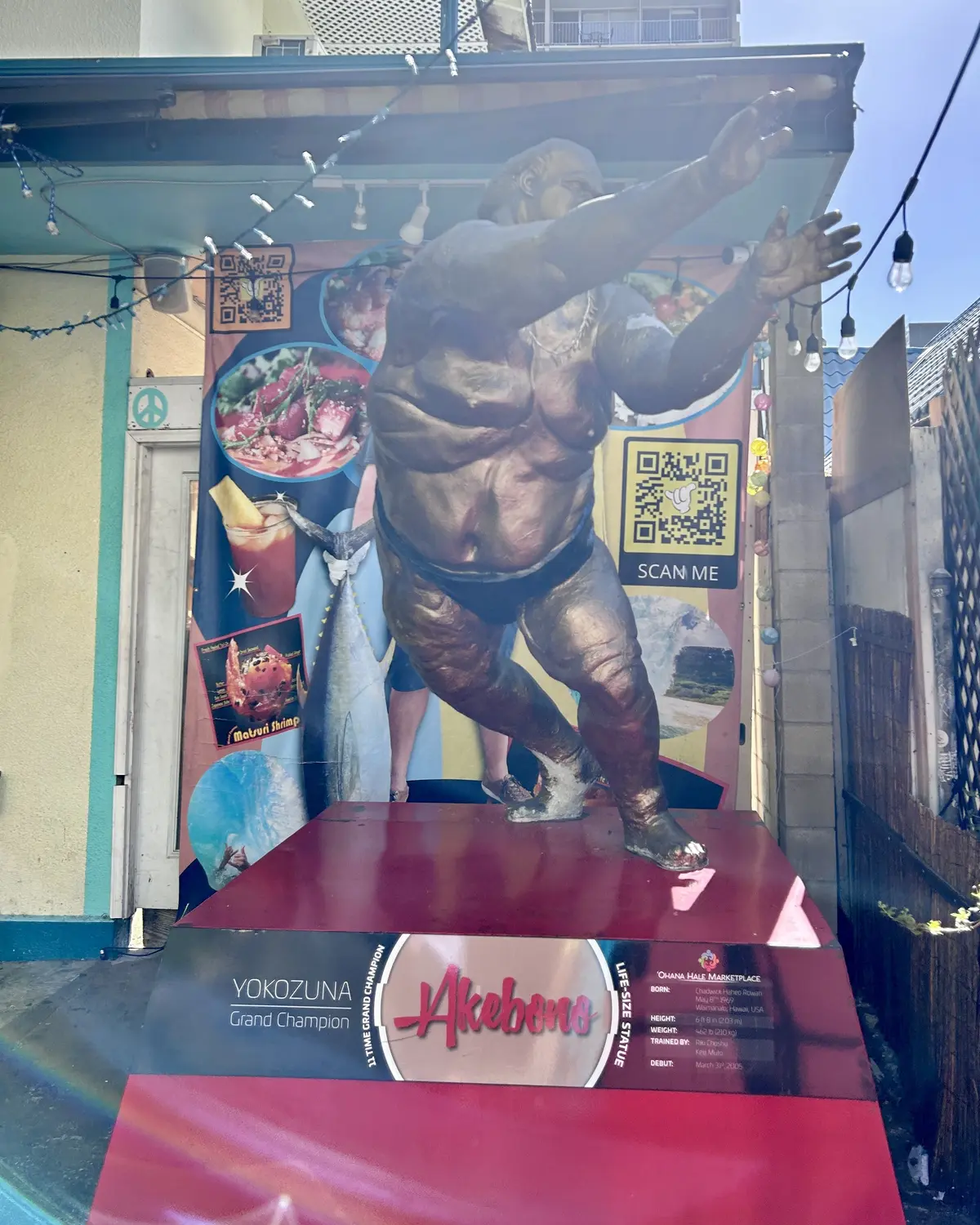 ハワイ出身の曙関の銅像