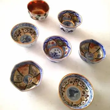 蔵にあったおちょこ。幼い私がこっそりおままごとに使い、二つほど割ってしまいました！