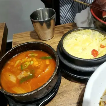 キムチチゲとケランチム。大雑把な茶わん蒸しといった感じ。