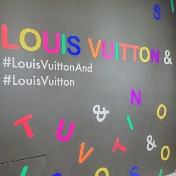 ルイヴィトンの文字の壁
