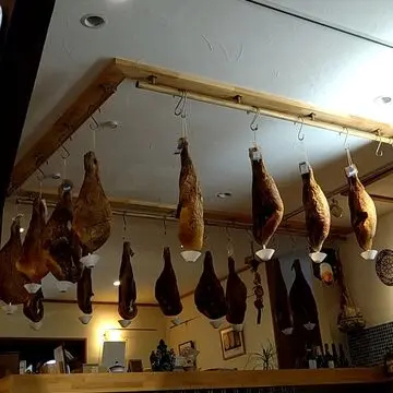 吊り下げられた生ハム