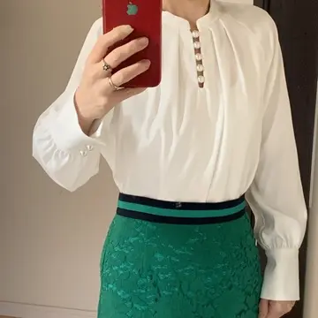 白ブラウスとグリーンスカート