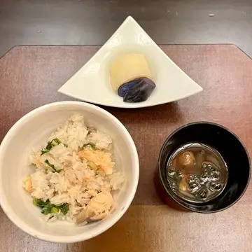 ニセコの宿　ニセコ昆布温泉 鶴雅別荘 「杢の抄」の夕食（炊き込みご飯と赤だし、漬物）