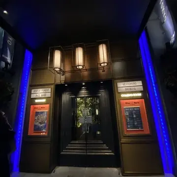 ブルーノート東京 外観｜記念日ディナーやデートに人気のJAZZクラブ入口。Gentle Forest Jazz Band公演当日の雰囲気