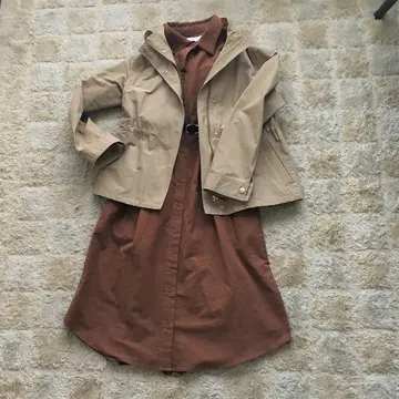 ブラウンワンピースにベージュジャケット