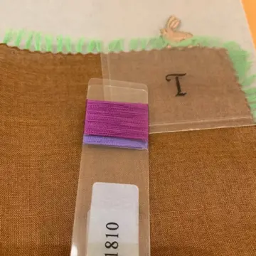 Tに紫の刺繍糸