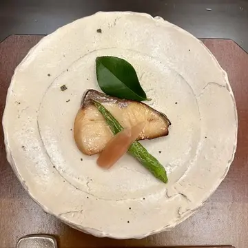 ニセコの宿　ニセコ昆布温泉 鶴雅別 「杢の抄」の夕食（焼き魚）