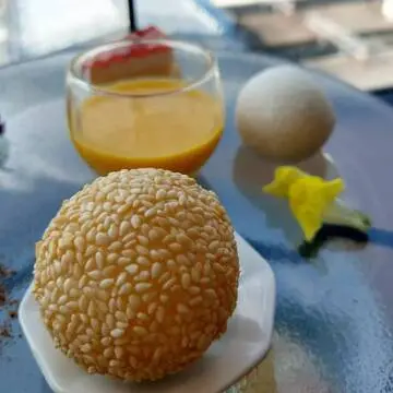 黒ゴマのペーストが詰まった胡麻団子