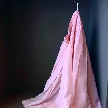 denier(デニール)さんの優しいピンクのふんわりスカート。シルクの光沢と軽さがお気に入りです。