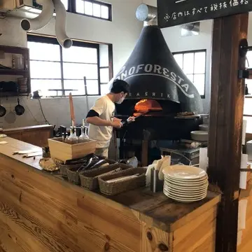 石窯　ピザを焼く男性