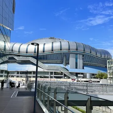 しばらく歩くと、見えてきた！京セラドーム！