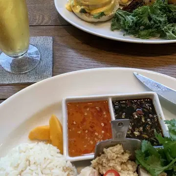 チキンライス　エッグベネディクト　ビール