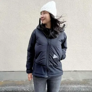 黒のフリースジャケット、白のニット帽