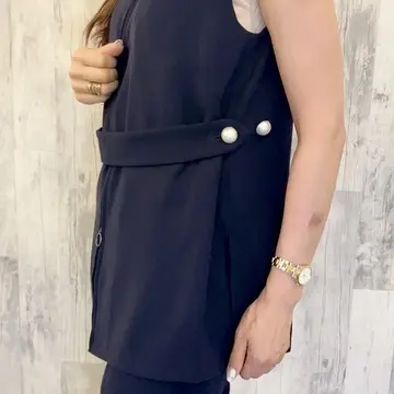 サイドに大きめのパールボタンがあり、前でも後ろでも止められます